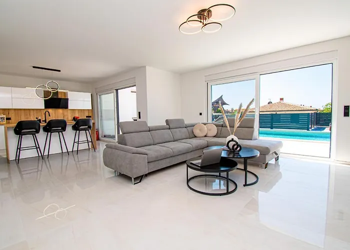Villa Mina With A Private Pool In Pula