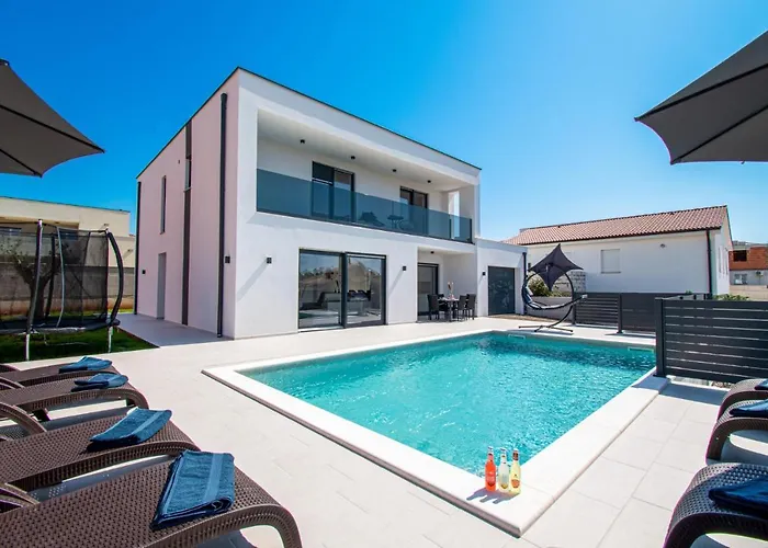 Villa Mina With A Private Pool In Pula