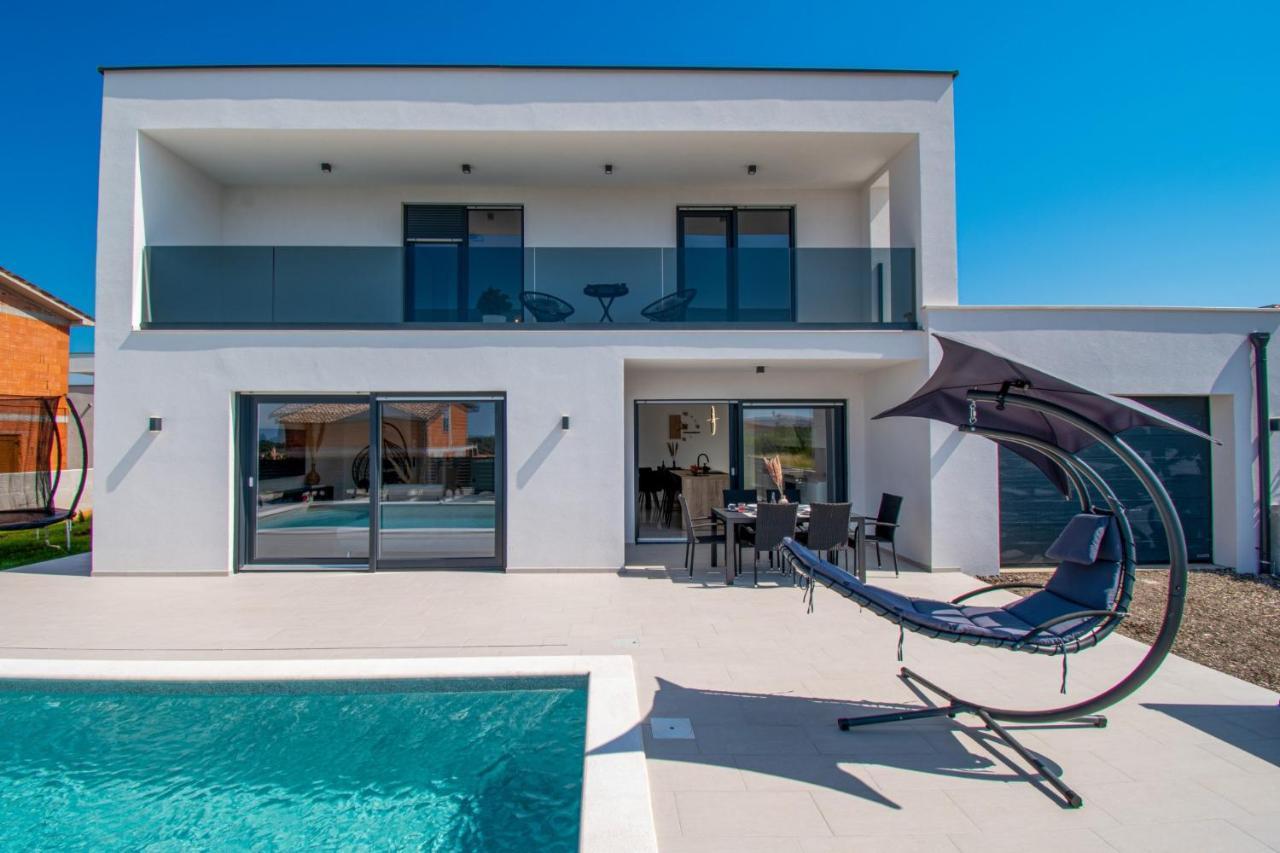 Mina With A Private Pool In Vila Pula