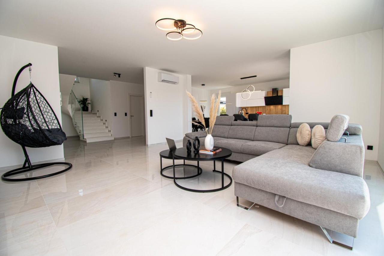 Vila Mina With A Private Pool In